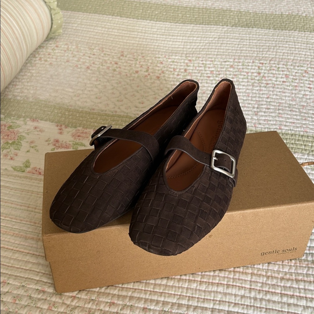 Gentle Souls Winifred Mary Jane flat.  
New with box.